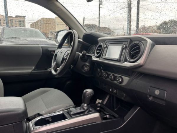 2019 Toyota Tacoma - CREW CAB PICKUP 4-DR - Image 10