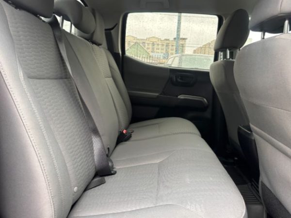 2019 Toyota Tacoma - CREW CAB PICKUP 4-DR - Image 17