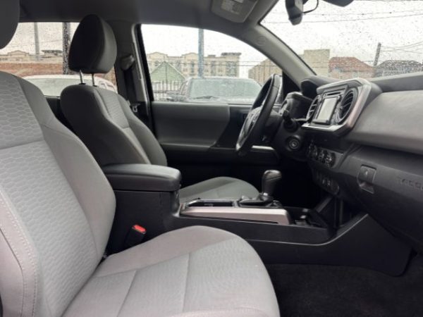2019 Toyota Tacoma - CREW CAB PICKUP 4-DR - Image 19